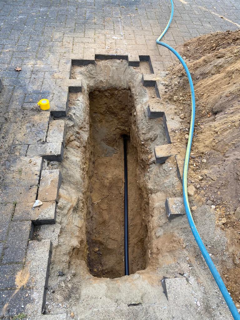 werknemer Beg Tandheelkundig Sleuven graven - ASG Technics - Aardgasleiding aansluiten - Boringen